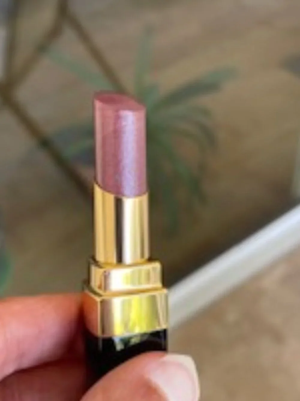 Rouge Coco Shine Hydrating Sheer Lipstick in Cavaliere nr 65